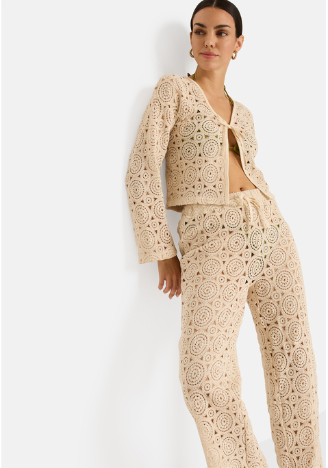 Bild: Strickjacke von LSCN by LASCANA: Im Boho-Stil: unifarbene langärmelige Strickjacke von LSCN by Lascana aus Häkelspitze. Vorn mit Bindeband zu schließen. Leicht verkürzte Länge, taillenbedeckt. Gerader Rumpf- und Ärmelabschluss. Figurumspielend. Ideal für Sommer, Strand oder auch etwas festlichere Gelegenheiten. Trageangenehme Baumwollqualität.