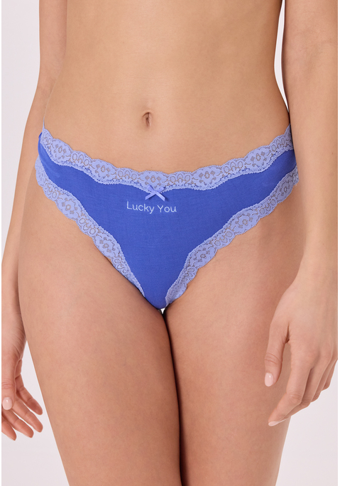 Bild: String von LSCN by LASCANA: Strings von LSCN by Lascana im praktischen 3er-Pack. Hochwertiger Spitzenbesatz an den Kanten als besonders elegantes Detail. Niedrige Leibhöhe für einen angenehmen Sitz. Elastische, trageangenehme Jersey-Qualität.