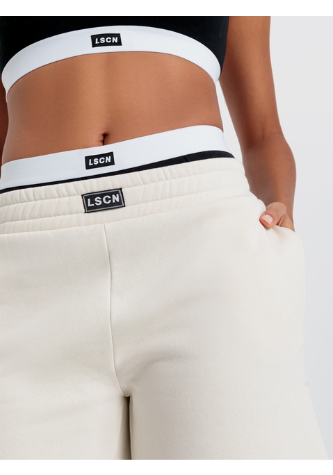 Bild: Sweathose von LSCN by LASCANA: Shorts von LSCN by Lascana. Elastischer Hosenbund mit Markenpatch. Leicht ausgestellte Passform. Für Sport und Freizeit. Weiche Sweatware mit hohem Baumwollanteil.