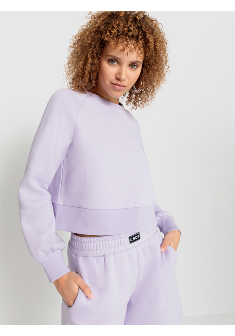 Bild: Sweatshirt von LSCN by LASCANA: Cropped-Sweatshirt von LSCN by Lascana. Rundhalsausschnitt und angesetzte Rippbündchen. Markendruck vorn. Figurumspielende, bauchfreie Passform. Weiche Sweatware.