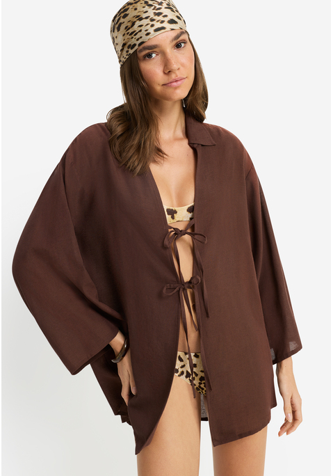 Bild: Tunika von LSCN by LASCANA: Lässige Strand-Tunika von LSCN by Lascana mit langen Ärmeln und Blusenkragen. Vorne offen und mit je zwei Bändern zum Binden versehen. Gerader Saum vorne, hinten abgerundet und tiefer fallend. Trageangenehme Qualität mit Viskose.