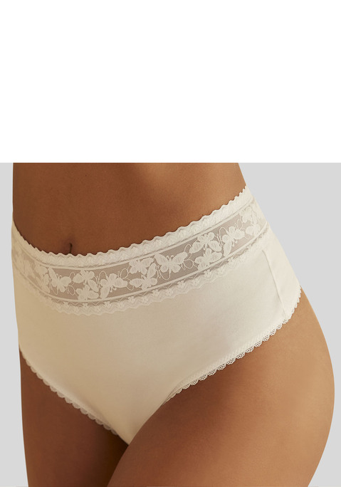 Bild: High-Waist-String von Nuance: Femininer High-Waist-String aus angenehmer Baumwolle. Bund aus feiner Spitze mit verspieltem Schmetterlings-Muster. Abdeckende Schnittform bis hoch in die Taille. Mit eingearbeitetem Baumwollzwickel. Mit Liebe & Leidenschaft in Hamburg kreiert. Obermaterial: 63% Baumwolle, 25% Polyamid, 12% Elasthan.