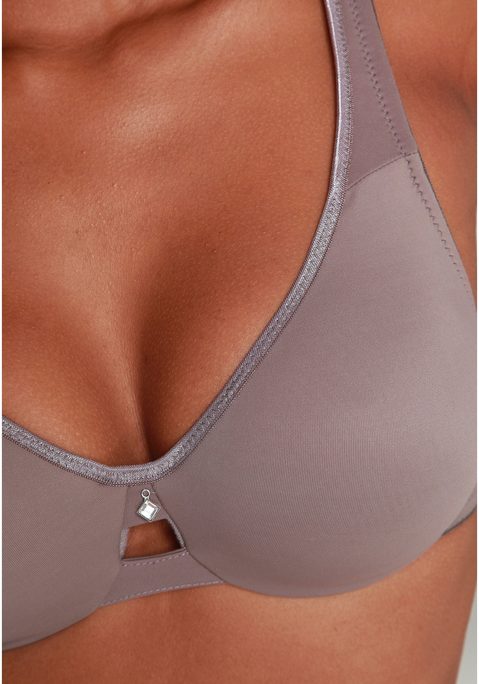 Bild: Minimizer-BH von Nuance: Mit nahtlos vorgeformten, unwattierten Cups. Durch die besondere Schnittführung wirkt die Büste optisch kleiner. In Braun oder Weiß. Mit Glitzer-Accessoire in der vorderen Mitte. Träger und Rückenverschluss verstellbar. Unsere BH´s werden für jede Größe maßgeschneidert. Wir verwenden für größere Größen breitere Träger als abgebildet, um ein Einschneiden auf der Schulter zu verhindern. Auch die Rückteile und Verschlussbreiten wachsen mit, um in jeder Größe optimalen Halt und sicheren Sitz zu bieten. Für hohen Tragekomfort sorgen breitere Elastikbänder entlang der Kanten, die dank hochelastischer Nähte nicht einschneiden.  Der Minimizer-BH ist aus 85% Polyamid, 15% Elasthan. BHs sind nicht trocknergeeignet, da die Versteller und Ringe durch die Hitze beschädigt werden und brechen.