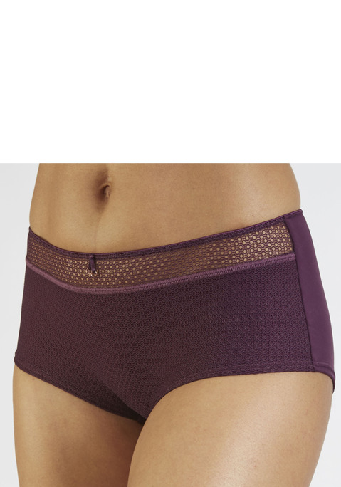 Bild: Panty von Nuance: Elegante Panty mit hohem Bund und abdeckender Schnittform. Feine Zierschleife mit Glitzeraccessoire in der vorderen Mitte. Breiter Bund aus dezent transparentem Soft-Mesh. Mit eingearbeitetem Baumwollzwickel. Mit passendem BH aus der gleichen Serie erhältlich. Obermaterial: 85% Polyamid, 15% Elasthan.