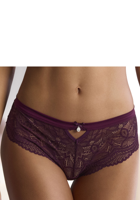 Bild: Panty von Nuance: Feminine Panty mit elastischem Bund. Mit feinem Cut-Out und Glitzeraccessoire. Rundherum aus feiner, floraler Spitze. Mit eingearbeitetem Baumwollzwickel. Mit passenden BH's aus der gleichen Serie erhältlich. Obermaterial: 85% Polyamid, 15% Elasthan.