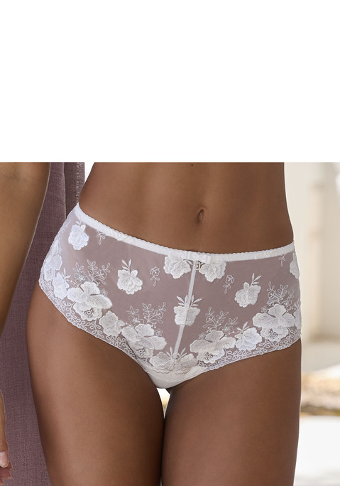 Bild: Panty von Nuance: Feminine Panty mit edler Stickereispitze in floraler Optik. Zarte Zierschleife und edles Glitzeraccessoire in der vorderen Mitte. Mit eingearbeitetem Baumwollzwickel. Mit passenden BH's aus der gleichen Serie erhältlich. Mit Liebe & Leidenschaft in Hamburg kreiert. Obermaterial: 83% Polyamid, 17% Elasthan.