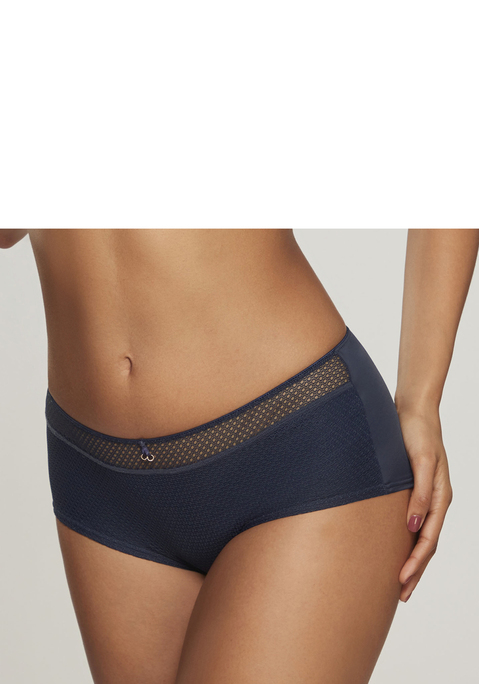 Bild: Panty von Nuance: Elegante Panty mit hohem Bund und abdeckender Schnittform. Feine Zierschleife mit Glitzeraccessoire in der vorderen Mitte. Breiter Bund aus dezent transparentem Soft-Mesh. Mit eingearbeitetem Baumwollzwickel. Mit passendem BH aus der gleichen Serie erhältlich. Obermaterial: 85% Polyamid, 15% Elasthan.