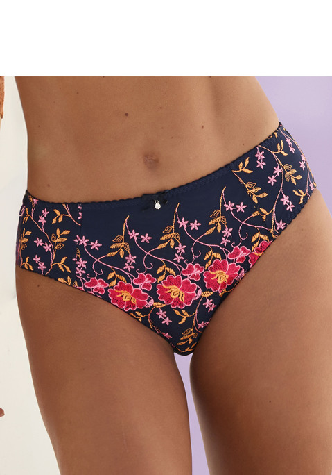 Bild: Slip von Nuance: NUANCE: Slip vorne aus 3-farbiger Stickereispitze oder in uni weiß. Hinten aus blickdichtem Microtouchmaterial. Mit Baumwollzwickel für einen bequemen Tragekomfort. Aus 80% Polyamid, 10% Viskose, 10% Elasthan.
