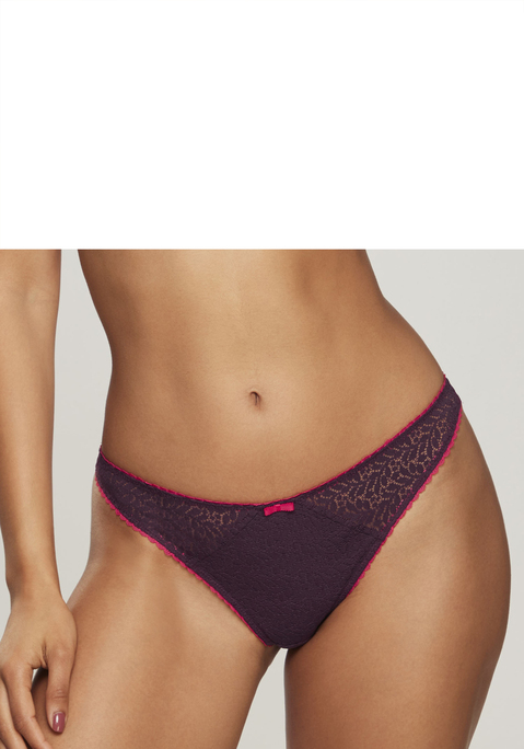 Bild: String von Nuance: Femininer String in verführerischer Schnittform. Rundum aus edler, leicht transparenter Spitze. Mit feiner Zierschleife in der vorderen Mitte. Mit eingearbeitetem Baumwollzwickel. Passender BH aus der gleichen Serie erhältlich. Obermaterial: 91% Polyamid, 9% Elasthan.