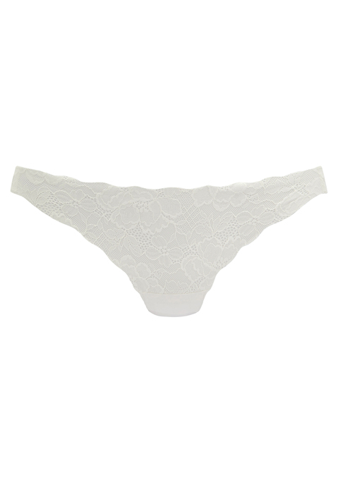 Bild: String von Nuance: Femininer String mit extra flachen Kanten aus weicher Spitze. Hinten aus angenehm weichem Material-Mix. Mit eingearbeitetem Baumwollzwickel. Passender BH aus der gleichen Serie verfügbar. Mit Liebe & Leidenschaft in Hamburg kreiert. Obermaterial: 66% Polyamid, 34% Elasthan.
