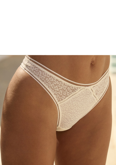 Bild: String von Nuance: Verführerischer String mit feiner Zierschleife vorne mittig. Aus schöner Allover-Jacquardspitze im angesagten Leo-Look. Mit modischer Zierkante. Mit eingearbeitetem Baumwollzwickel. Passender BH aus der gleichen Serie erhältlich. Aus 89% Polyamid, 11% Elasthan.