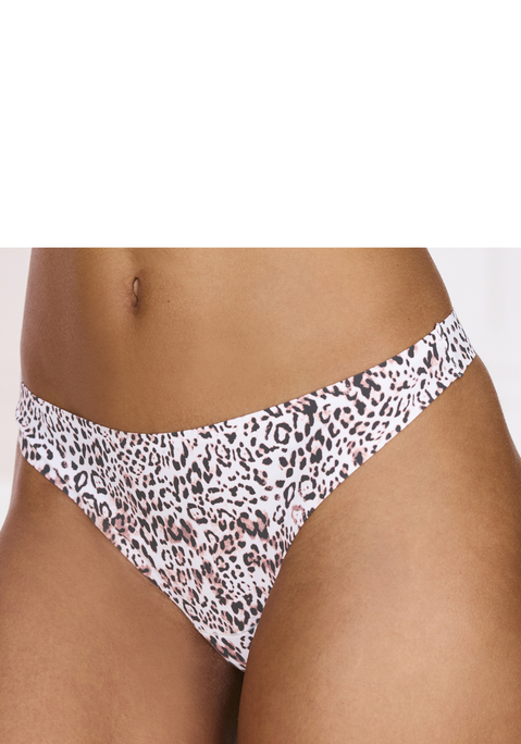 Bild: String von Nuance: Basic String mit extraflachen, geklebten Kanten. Mit hohen Beinausschnitten. Nahezu unsichtbar unter eng anliegender Kleidung. Mit eingearbeitetem Baumwollzwickel. Passende BHs aus der gleichen Serie erhältlich. Aus 67% Polyamid, 33% Elasthan.