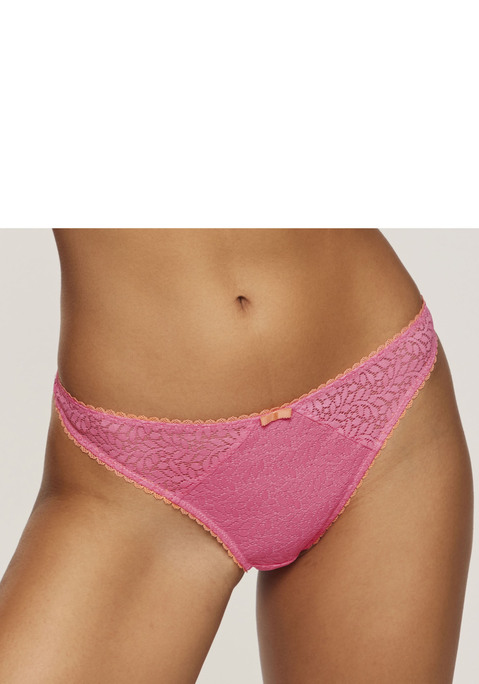 Bild: String von Nuance: Femininer String in verführerischer Schnittform. Rundum aus edler, leicht transparenter Spitze. Mit feiner Zierschleife in der vorderen Mitte. Mit eingearbeitetem Baumwollzwickel. Passender BH aus der gleichen Serie erhältlich. Obermaterial: 91% Polyamid, 9% Elasthan.