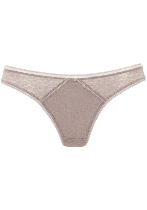 Bild: String von Nuance: Verführerischer String mit feiner Zierschleife vorne mittig. Aus schöner Allover-Jacquardspitze im angesagten Leo-Look. Mit modischer Zierkante. Mit eingearbeitetem Baumwollzwickel. Passender BH aus der gleichen Serie erhältlich. Aus 89% Polyamid, 11% Elasthan.