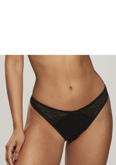 Bild: String von Nuance: Femininer String in verführerischer Schnittform. Rundum aus edler, leicht transparenter Spitze. Mit feiner Zierschleife in der vorderen Mitte. Mit eingearbeitetem Baumwollzwickel. Passender BH aus der gleichen Serie erhältlich. Obermaterial: 91% Polyamid, 9% Elasthan.