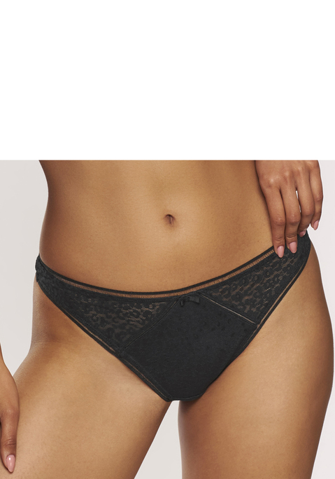 Bild: String von Nuance: Verführerischer String mit feiner Zierschleife vorne mittig. Aus schöner Allover-Jacquardspitze im angesagten Leo-Look. Mit modischer Zierkante. Mit eingearbeitetem Baumwollzwickel. Passender BH aus der gleichen Serie erhältlich. Aus 89% Polyamid, 11% Elasthan.