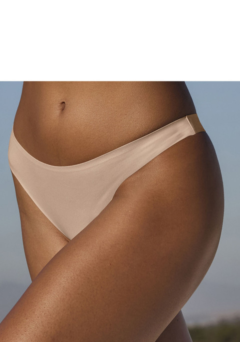 Bild: String von Nuance: Basic String mit extraflachen, geklebten Kanten. Mit hohen Beinausschnitten. Nahezu unsichtbar unter eng anliegender Kleidung. Mit eingearbeitetem Baumwollzwickel. Passende BHs aus der gleichen Serie erhältlich. Aus 67% Polyamid, 33% Elasthan.