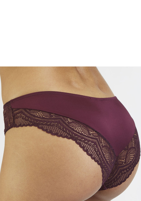 Bild: Tanga von Nuance: Femininer Tanga in abdeckender Schnittform. Mit kleiner Zierschleife und edlem Glitzeraccessoire. Feine Einsätze aus floraler Spitze. Mit eingearbeitetem Baumwollzwickel. Mit passenden BH's aus der gleichen Serie erhältlich. Obermaterial: 88% Polyamid, 12% Elasthan.