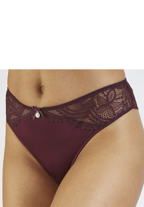 Bild: Tanga von Nuance: Femininer Tanga in abdeckender Schnittform. Mit kleiner Zierschleife und edlem Glitzeraccessoire. Feine Einsätze aus floraler Spitze. Mit eingearbeitetem Baumwollzwickel. Mit passenden BH's aus der gleichen Serie erhältlich. Obermaterial: 88% Polyamid, 12% Elasthan.