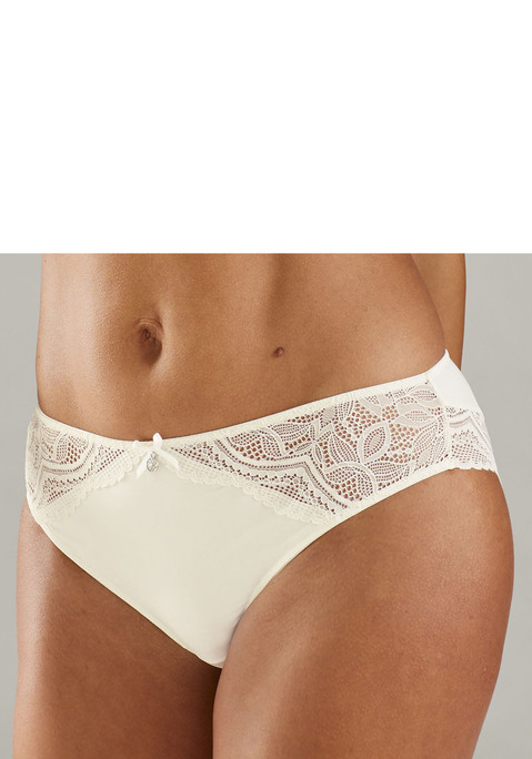 Bild: Tanga von Nuance: Femininer Tanga in abdeckender Schnittform. Mit kleiner Zierschleife und edlem Glitzeraccessoire. Feine Einsätze aus floraler Spitze. Mit eingearbeitetem Baumwollzwickel. Mit passenden BH's aus der gleichen Serie erhältlich. Obermaterial: 88% Polyamid, 12% Elasthan.