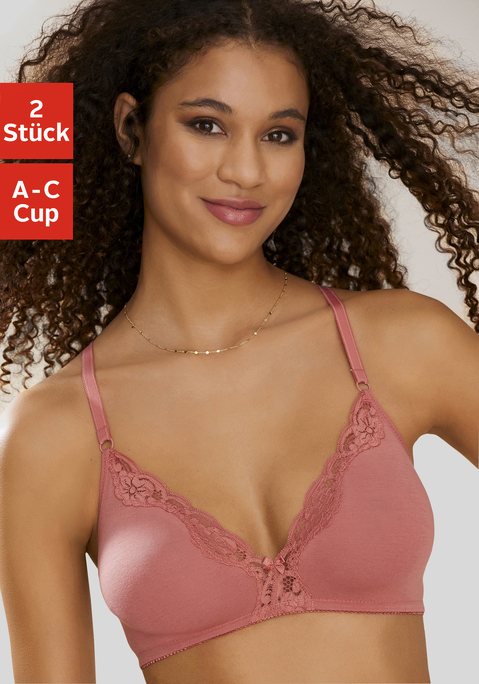Bild: Bralette-BH von petite fleur: Der BH ohne Bügel von Petite Fleur verbindet Beqemlichkeit mit fraulicher Optik. Er ist aus weicher, anschmiegsamer Baumwolle gefertigt, die sich angenehm trägt. Die nahtlos vorgeformten, ungefütterten Cups des Bralettes sind an der Cupkante mit zarter Jacquardspitze verziert. Besonders zierliche Schnittform in leichter Triangel Optik und schmales Rückteil. Im günstigen Doppelpack erhältlich. Träger und Rückenverschluss sind verstellbar. Besonders für kleine Größen geeignet. Der BH ist aus 90% Baumwolle, 5% Polyamid, 5% Elasthan.