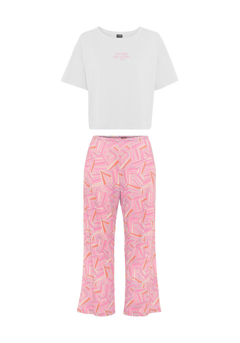 Bild: Pyjama von LSCN by LASCANA: Pyjama von LSCN by Lascana. Oberteil mit überschnittenen Schultern, Rundhalsausschnitt und kleinem Frontprint. Lange Hose mit Alloverprint und weitem Bein. Angenehme Baumwoll-Viskosequalität.