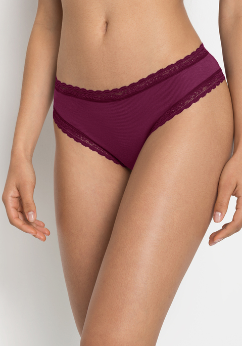 Bild: Brasilslip von s.Oliver: Hübscher Brasilslip von s.Oliver im 2er-Pack. Zarte Spitze an Bund- und Beinabschlüssen. Feines Rippmaterial. Aus elastischer Baumwolle.