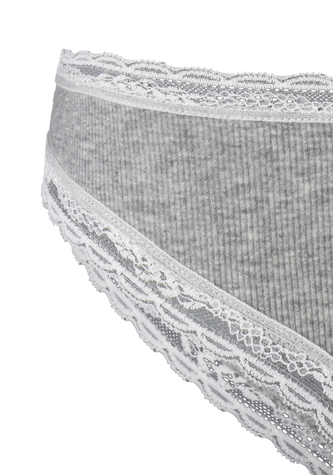 Bild: Brasilslip von s.Oliver: Hübscher Brasilslip von s.Oliver im 2er-Pack. Zarte Spitze an Bund- und Beinabschlüssen. Feines Rippmaterial. Aus elastischer Baumwolle.