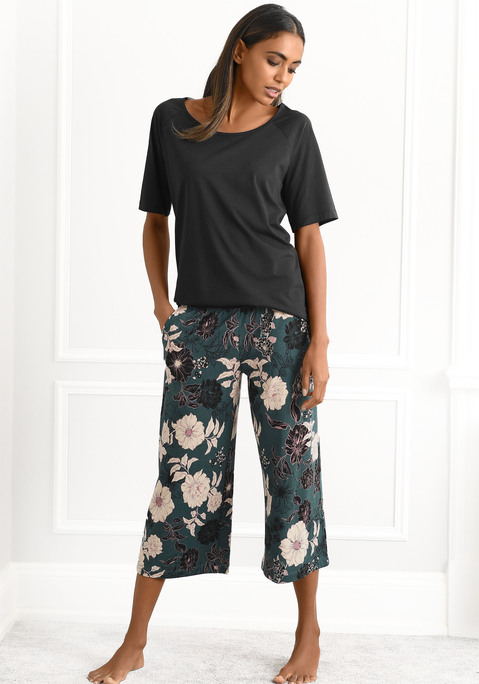 Bild: Capri-Pyjama von s.Oliver: Capri-Pyjama von s.Oliver. Oberteil mit weitem Rundhalsausschnitt und halblangen Ärmeln. 3/4-Culotte mit seitlichen Eingriffstaschen und elastischem Bund. Obermaterial: 50% Baumwolle (unterstützt Cotton made in Africa)  , 50% Viskose