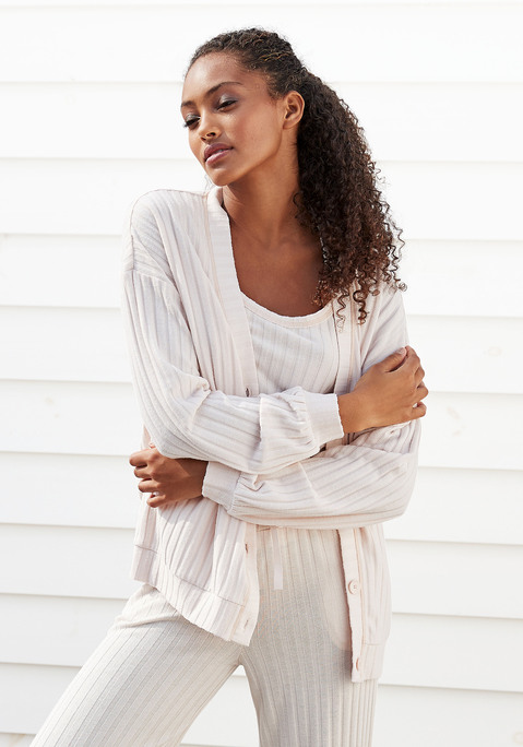 Bild: Cardigan von s.Oliver: s.Oliver Cardigan aus weichem Rippmaterial mit breiter vorderer Knopfleiste und Oversize-Look. Aus 70% Polyester, 30% Viskose.