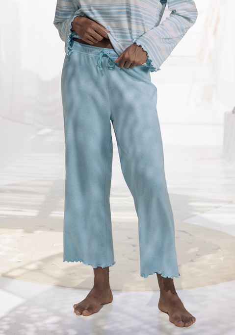 Bild: Culotte von s.Oliver: Verspielte Schlafhose von s.Oliver. Mit Ringel-Allover-Druck, gewebtem Label und Babylockdetails an den Säumen. Moderner Schnitt mit hohem elastischem Bund und weiter Beinform. Single Jersey-Qualität aus Viskosemix.