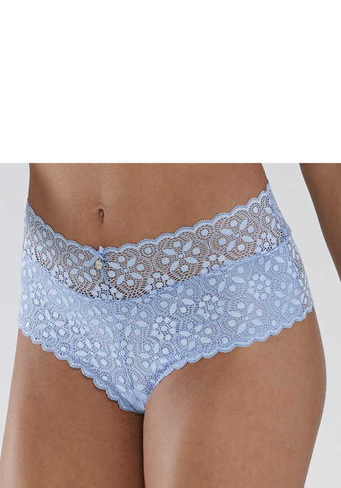 Bild: High-Waist-Slip von s.Oliver: Modische High-Waist-Panty aus softer, elastischer Spitze. Zierschleife und Metall Label in der vorderen Mitte. Leichte V-Form für optisch gestreckte Beine. Passende BH's aus der gleichen Serie erhältlich. Mit eingearbeitetem Baumwollzwickel. Obermaterial: 90% Polyamid, 10% Elasthan.