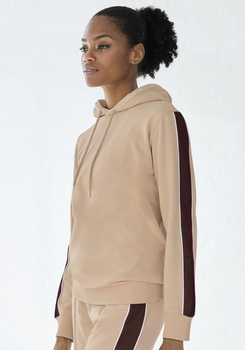 Bild: Hoodie von s.Oliver: Hoodie von s.Oliver. Mit Seitenstreifen in Kontrastfarbe. Gefütterte Kapuze mit Tunnelzug. Gerippte Bündchen. Weiche und trageangenehme Sweatqualität.