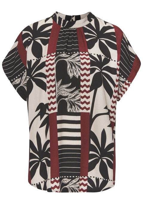 Bild: Kurzarmbluse von s.Oliver: Elegante Druckbluse von s.Oliver mit kleinem Stehkragen. Allover-Print, jedes Teil ein Unikat. Schlitz mit Knopfverschluss im Nacken. Figurumspielende Passform mit weiten, überschnittenen kurzen Ärmeln. Gerader Saumabschluss.  Weich fließender Webstoff aus Viskose.