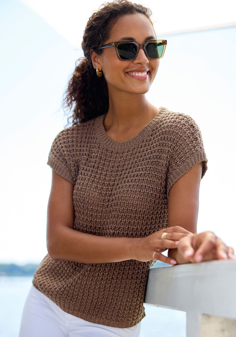 Bild: Kurzarmpullover von s.Oliver: Unfarbener Kurzarmpullover von s.Oliver mit weitem Rundhalsausschnitt und feinen Rippbündchen an Hals und Saum. Gerade, hüftlange Passform. Leicht transparent und sommerlich – ideal für Strandtage, Festivals oder den City-Look. Figurumschmeichelnd und bequem. Schön zu Jeans und lässigen Sommerhosen. Weiche Qualität.