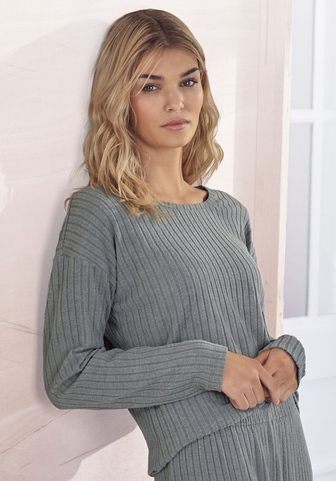 Bild: Longsleeve von s.Oliver: Pyjama Oberteil mit langen Ärmeln, Rundhalsausschnitt und überkreuztem Saum in einem Rippmaterial. Angenehme Polyester-Viskosequalität.