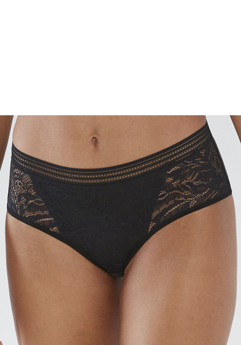 Bild: Panty von s.Oliver: Modische Panty von s.Oliver. Aus weichem Microtouch-Material und dezent transparenter Spitze, die anteilig recyceltes Polyamid enthält. Modischer, elastischer Bund für einen tollen Halt. Mit eingearbeitetem Baumwollzwickel. Passender BH aus der gleichen Serie erhältlich. Obermaterial: 73% recyceltes Polyamid (Nylon) + 12% Polyamid (Nylon) + 15% Elasthan (Spandex)