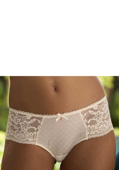 Bild: Panty von s.Oliver: Feminine Panty in abdeckender Schnittform. Aus zarter Jacquardspitze und feinem Soft-Mesh. Mit feiner Zierschleife und edlem Glitzeraccessoire. Mit eingearbeitetem Baumwollzwickel. Passende BHs aus der gleichen Serie erhältlich. Aus 87% Polyamid, 13% Elasthan.