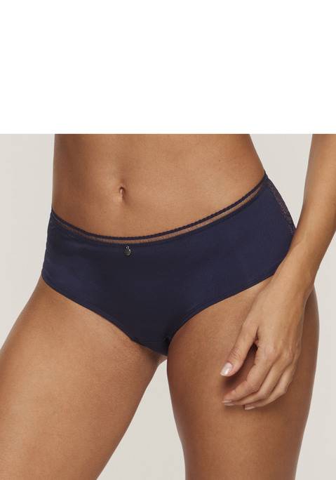 Bild: Panty von s.Oliver: Feminine Panty in klassischer Schnittform. Aus feiner Spitze und weichem Microtouch-Material. Mit zartem Accessoire in der vorderem Mitte. Mit eingearbeitetem Baumwollzwickel. Passende BHs aus der gleichen Serie erhältlich. Obermaterial: 81% Polyamid, 19% Elasthan.