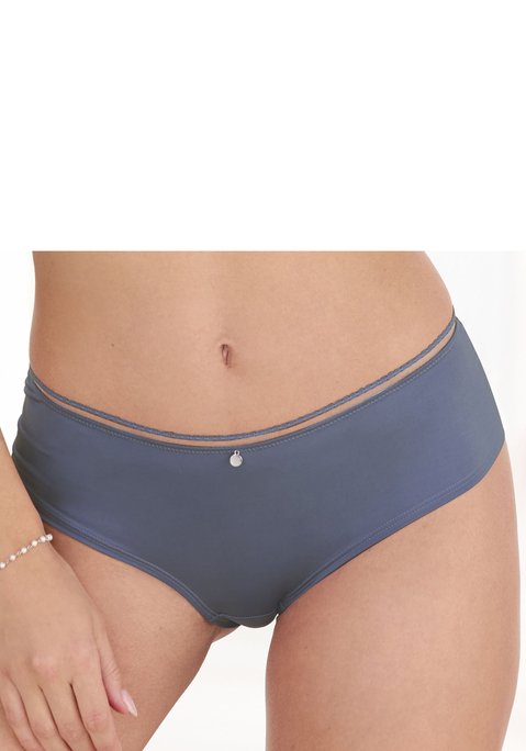Bild: Panty von s.Oliver: Feminine Panty in klassischer Schnittform. Aus feiner Spitze und weichem Microtouch-Material. Mit zartem Accessoire in der vorderem Mitte. Mit eingearbeitetem Baumwollzwickel. Passende BHs aus der gleichen Serie erhältlich. Obermaterial: 81% Polyamid, 19% Elasthan.
