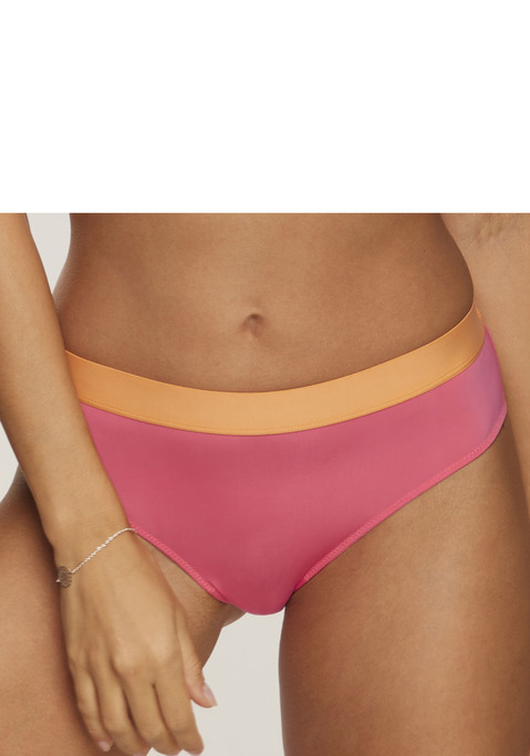 Bild: Panty von s.Oliver: Modische Panty aus angenehm weichen Material-Mix. Hinten aus graphischer Spitze in transparenter Optik. Breiter, elastischer Bund für einen modischen Look. Mit eingearbeitetem Baumwollzwickel. Passende BHs aus der gleichen Serie erhältlich. Obermaterial: 86% Polyamid, 14% Elasthan.