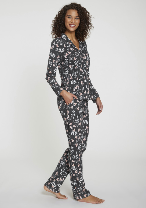 Bild: Pyjama von s.Oliver: Bequem geschnittener Pyjama von s.Oliver mit Alloverprint. Langarmshirt mit Reverskragen, Knopfleiste und Brusttasche. Schlupfhose mit elastischem Bund und Taschen. Jerseyware aus Baumwolle und Viskose.