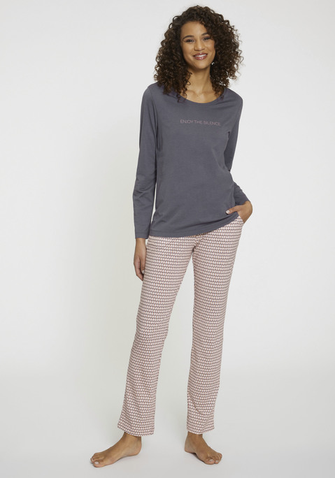 Bild: Pyjama von s.Oliver: Kuscheliger Pyjama von s.Oliver. Rundhalsshirt mit langen Ärmeln und Print vorn. Hose im Allovermuster mit elastischem Bund, praktischen Eingrifftaschen und Schlitz am Saum. Weicher Single-Jersey.