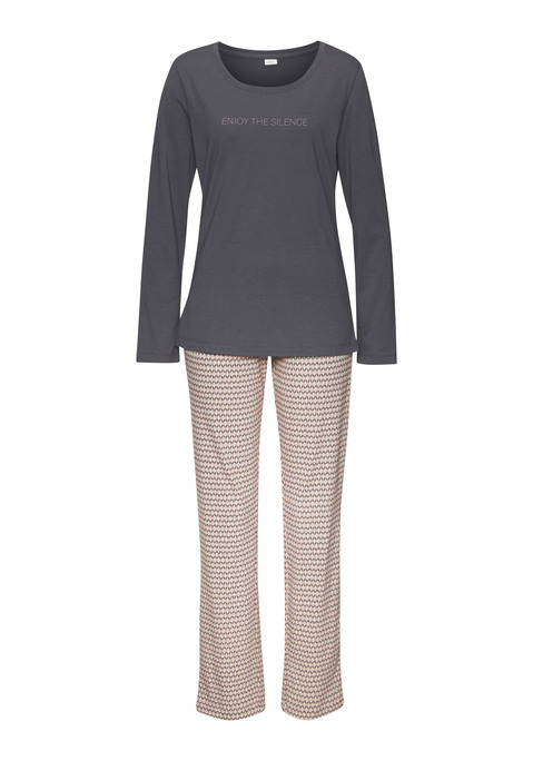 Bild: Pyjama von s.Oliver: Kuscheliger Pyjama von s.Oliver. Rundhalsshirt mit langen Ärmeln und Print vorn. Hose im Allovermuster mit elastischem Bund, praktischen Eingrifftaschen und Schlitz am Saum. Weicher Single-Jersey.