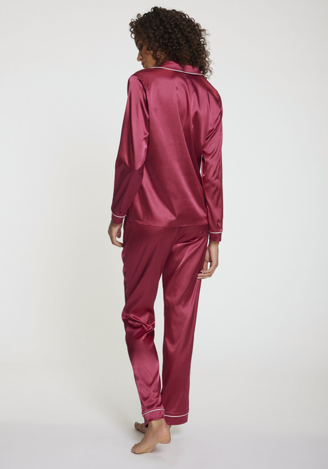 Bild: Pyjama von s.Oliver: Klassischer Pyjama von s.Oliver plus Schlafmaske. Langarmshirt mit Reverskragen, Knopfleiste, Manschetten und Brusttasche. Schlupfhose mit elastischem Tunnelzugbund. Stilvolle Verarbeitung mit Kontrast-Paspeln. Bequeme Passform. Glatte Satinqualität.