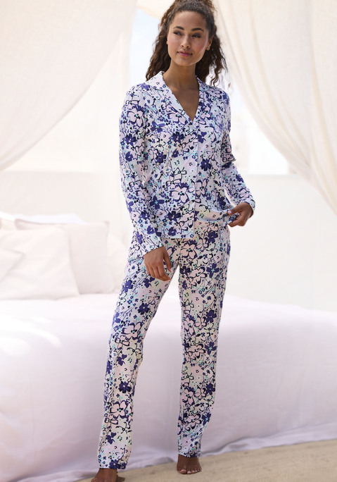 Bild: Pyjama von s.Oliver: Klassisch geschnittener Pyjama von s.Oliver. Langarmshirt mit Reverskragen, durchgehender Knopfleiste und Brusttasche links. Lange Hose mit elastischem Tunnelzugbund und seitlichen Taschen. Trageangenehmer Baumwollmix.
