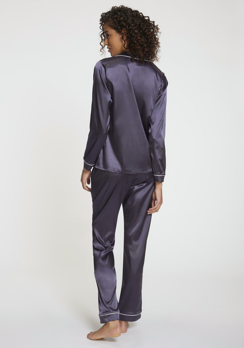 Bild: Pyjama von s.Oliver: Klassischer Pyjama von s.Oliver plus Schlafmaske. Langarmshirt mit Reverskragen, Knopfleiste, Manschetten und Brusttasche. Schlupfhose mit elastischem Tunnelzugbund. Stilvolle Verarbeitung mit Kontrast-Paspeln. Bequeme Passform. Glatte Satinqualität.