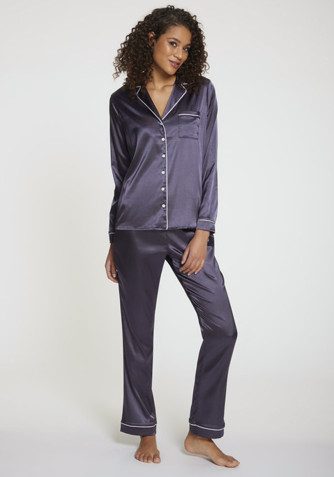 Bild: Pyjama von s.Oliver: Klassischer Pyjama von s.Oliver plus Schlafmaske. Langarmshirt mit Reverskragen, Knopfleiste, Manschetten und Brusttasche. Schlupfhose mit elastischem Tunnelzugbund. Stilvolle Verarbeitung mit Kontrast-Paspeln. Bequeme Passform. Glatte Satinqualität.