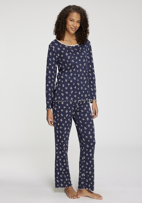 Bild: Pyjama von s.Oliver: Süßer Pyjama von s.Oliver mit Alloverprint. Rundhalsausschnitt eingefasst und mit kleiner Zierschleife. Elastischer Hosenbund mit Zierschleife. Für traumhafte Nächte und entspannte Stunden zu Hause. Ajour-Strick aus Baumwolle.