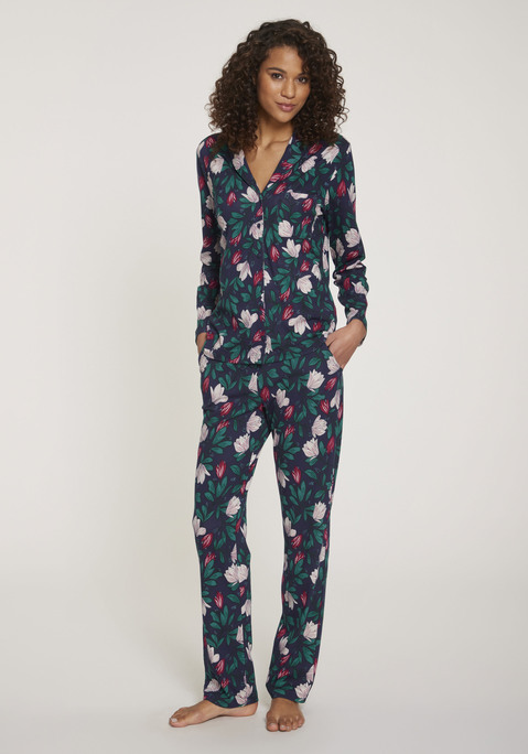Bild: Pyjama von s.Oliver: Klassisch geschnittener Pyjama von s.Oliver mit Print. Langarmshirt mit Reverskragen, Knopfleiste und Brusttasche. Hose mit elastischem Tunnelzugbund und Eingrifftaschen. Angenehm zu tragender Single-Jersey.
